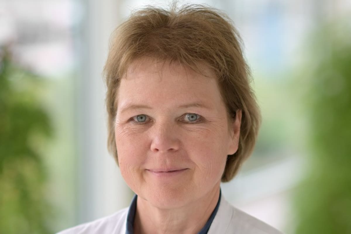 La oncóloga neerlandesa Winette Van der Graaf, referente en el abordaje del cáncer en adolescentes y adultos jóvenes, impulsa una atención más centrada en las personas y sus trayectorias de vida