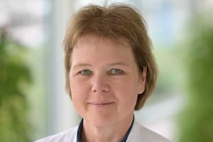 La oncóloga neerlandesa Winette Van der Graaf, referente en el abordaje del cáncer en adolescentes y adultos jóvenes, impulsa una atención más centrada en las personas y sus trayectorias de vida