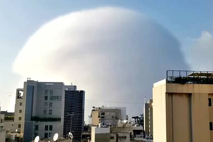 La onda de choque sobre Beirut. Imagen obtenida de redes sociales por las agencias internacionales