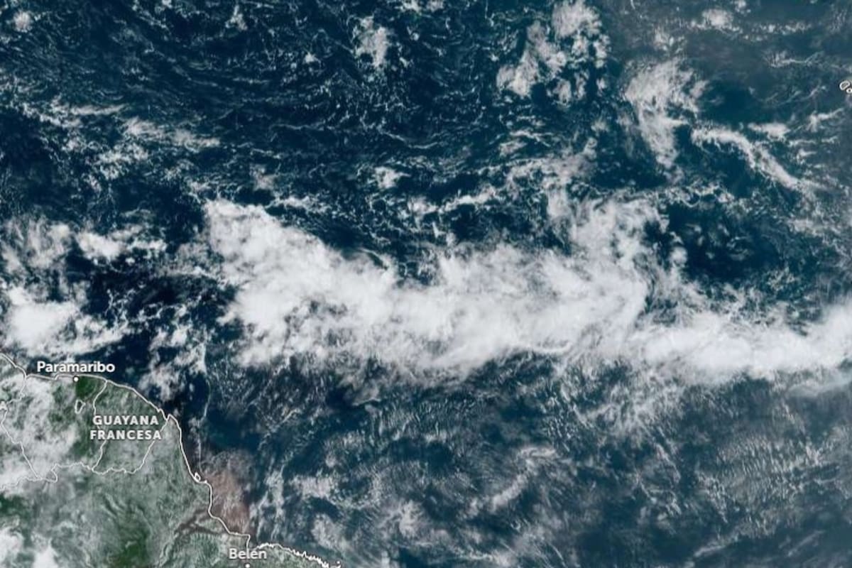 La onda tropical está ubbicada sobre el océano Atlántico, justo a medio camino entre el noreste de Sudamérica y la costa occidental de África