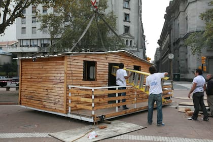 La ONG Un Techo para mi País instaló una casa de madera frente a la Casa Rosada, la idea es concientizar sobre la grave crisis habitacional en Argentina