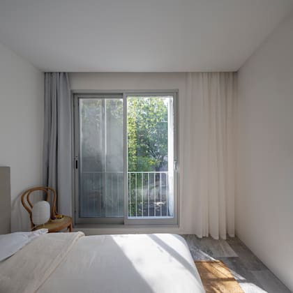 La opción fue por los clásicos, una silla ‘Thonet’ y ropa de cama de lino.