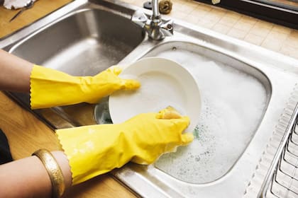 La opción más eficaz es llenar la pileta de la cocina con agua y un toque de detergente para evitar el derroche