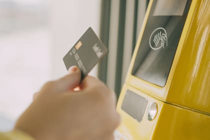 La opción que promueven es lo bancos es el pago con tarjetas contactless en los medios de transporte