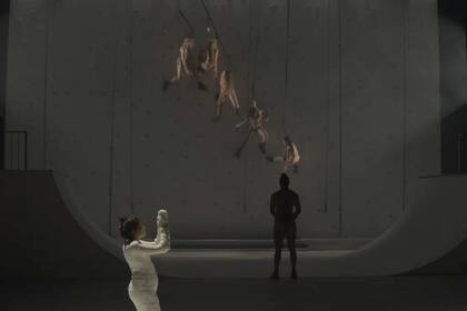 La ópera de Stuttgart avisa, por las dudas, que la versión de Sancta contiene "actos sexuales explícitos, representaciones violencia sexual, sangre real y falsa"