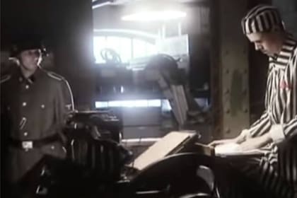 La Operación Bernhard consistió en una movida nazi en plena guerra mundial para forzar a unos 140 prisioneros judíos a que falsifiquen libras esterlinas con la finalidad de hacer inundar de esta moneda el sistema económico de Gran Bretaña y hacerlo colapsar