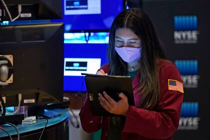 La operadora Ashley Lara trabaja en el piso de la Bolsa de Valores de Nueva York, el martes 19 de octubre de 2021. (AP Foto/Richard Drew)