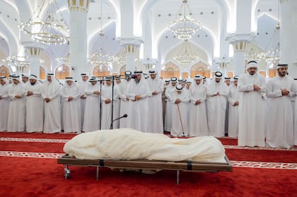 La oración fúnebre, donde los asistentes rezan de pie, se celebró en la mezquita Imam Muhammad ibn Abd al-Wahhab de Doha, capital del país