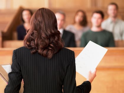 La oratoria permite, a partir de un argumento, llevar a cabo la presentación de un tema, organizar los puntos que lo sustentan y elaborar una conclusión, retomando el inicio del discurso