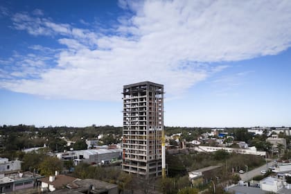 La orden judicial comprende el retiro de la grúa torre y la eliminación de la estructura, incluidos los subsuelos, las bases y los pilotes