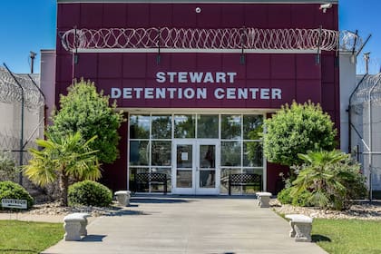 La orden judicial rechaza la solicitud presentada por legisladores, quienes argumentaron que la nueva directriz del DHS, la cual exige un aviso de siete días para visitar centros de detención, violaba una medida previa
