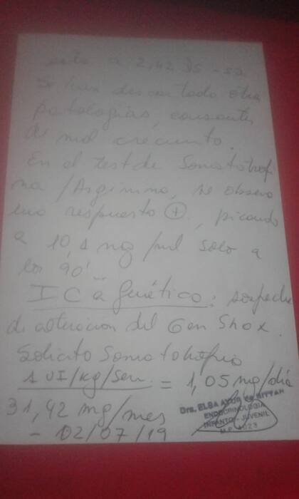 La orden médica, con el diagnóstico de Ian, y el pedido para iniciar el tratamiento hormonal con Somatotropina.