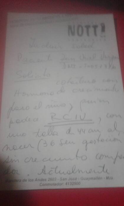 La orden médica, con el diagnóstico de Ian, y el pedido para iniciar el tratamiento hormonal con Somatotropina.