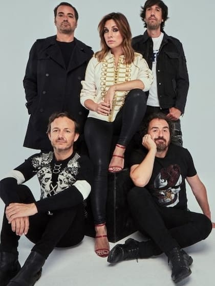 La Oreja de Van Gogh estaba conformada por Leire Martínez como vocalista, Pablo Benegas, Álvaro Fuentes, Xabi San Martín y Haritz Garde
