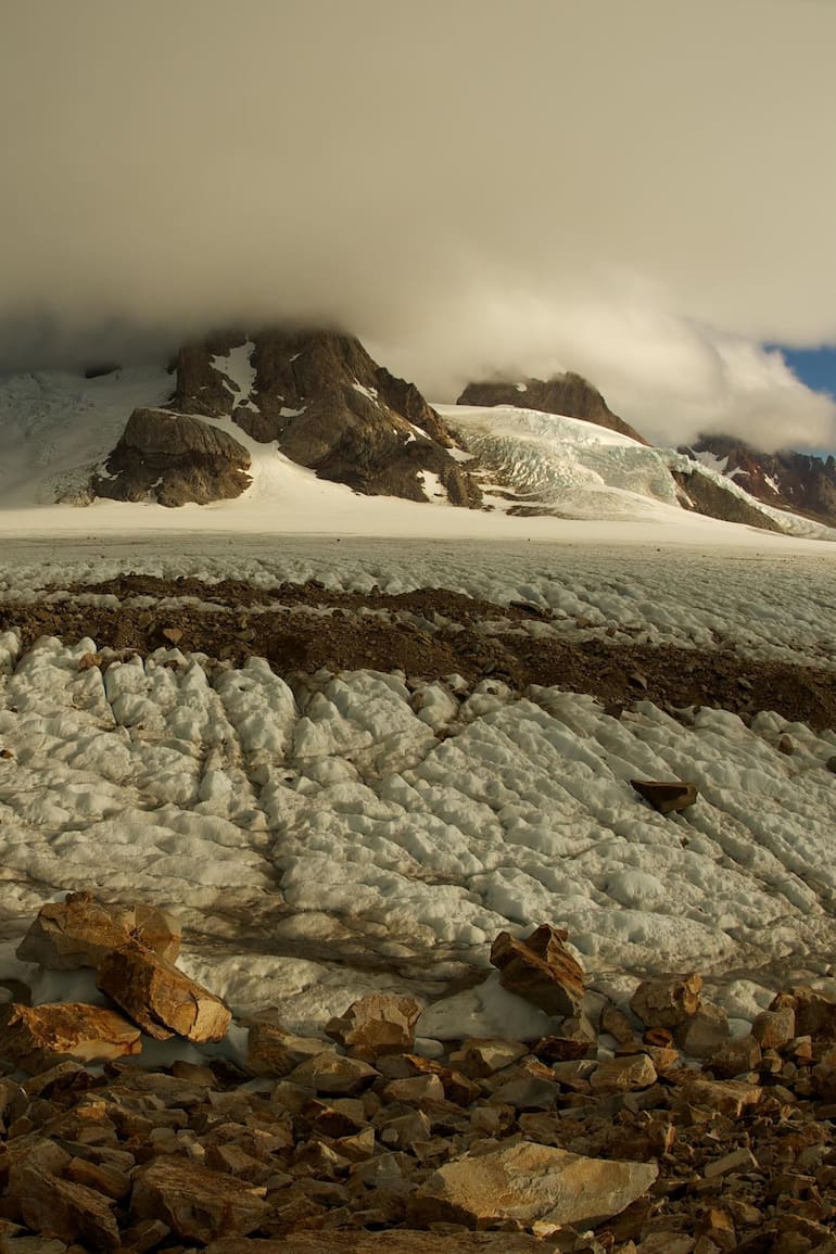 La organización ambientalista Greenpeace manifiesta su profunda preocupación ante la posibilidad de que se formalice un nuevo intento de modificación de la Ley de Glaciares y advierte que esta decisión abrirá la puerta a la destrucción del ambiente periglacial, reduciendo áreas hoy protegidas y poniendo en riesgo una de las reservas estratégicas de agua más importantes del país, lo que implica un riesgo para el futuro socioambiental de la Argentina.