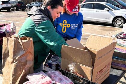 La organización Catholic Charities suele entregar despensas gratuitas en varios estados (Instagram/@catholiccharitiesdallas)