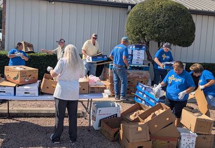 La organización entrega despensas de alimentos en diferentes puntos de la ciudad hasta el 26 de noviembre (Facebook/ Caridades Católicas de Dallas)