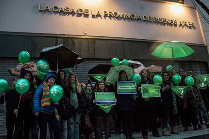 La organización Mala Junta, dirigida por Victoria Freire, se manifestó frente a la Casa de la Provincia de Buenos Aires