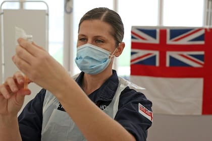 La Organización Mundial de la Salud (OMS) y la Agencia Europea de Medicamentos EMA se reunieron ayer y apoyaron el uso de la vacuna de AstraZeneca contra el coronavirus, pero anunciaron que investigarán los efectos adversos