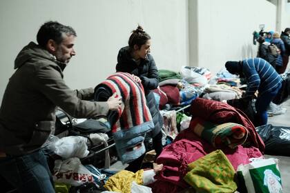 La gente se acercó a donar mantas y abrigos para paliar el frío intenso de estas noches