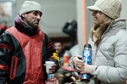 Las oranizaciones voluntarias sugieren asistir con comida o bebida caliente a la gente que se encuentra en la calle