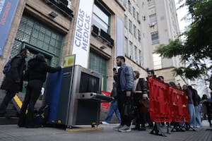 Con escáneres y controles inéditos, miles de médicos rinden el examen de residencias porteños