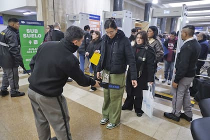 La organización reforzó los controles con equipos para revisar pertenencias y evitar el ingreso de dispositivos electrónicos