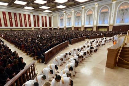 La organización utiliza símbolos de rituales vinculados a religiones de origen africano y les asigna significados bíblicos