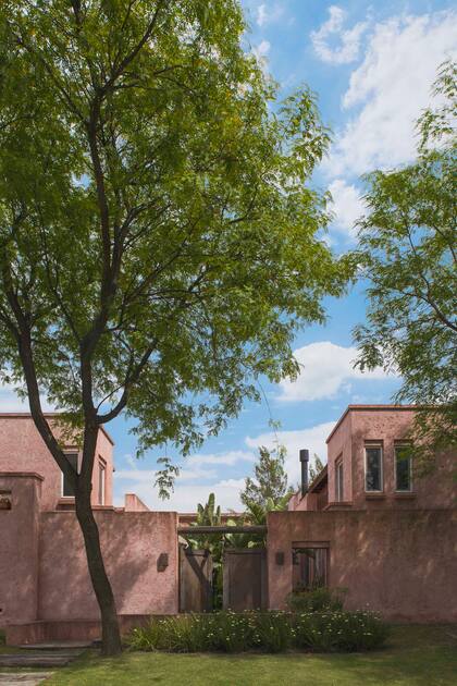 La original fachada de Tarquini con su puerta de madera desgastada.