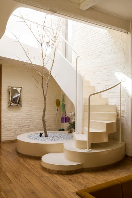 La originalísima escalera en casa de la actriz Carla Quevedo sube hacia una cubierta transparente que permite ver el cielo.