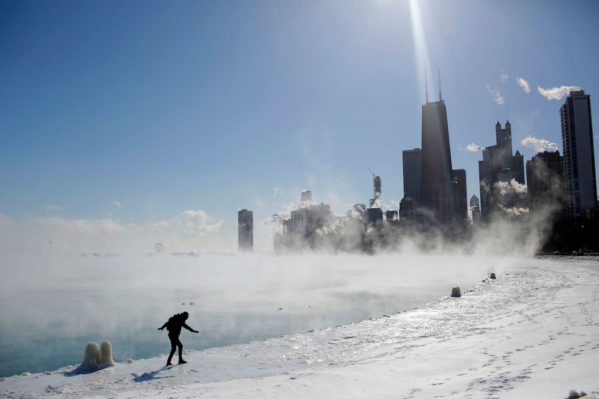 La orilla del lago Michigan hoy a la mañana, con los rascacielos de Chicago en el fondo