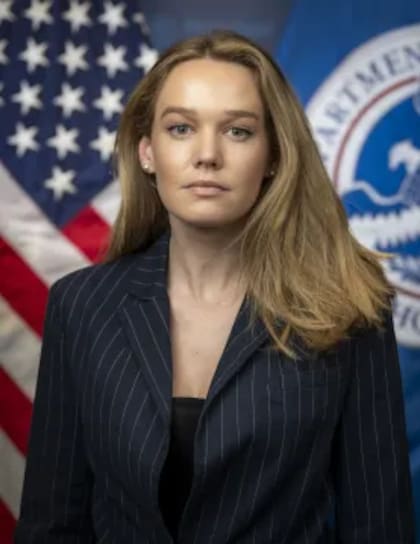 La oriunda de Ohio trabajó en la primera administración de Trump en el Departamento de Estado como Jefe de Gabinete para el Control de Armas Nucleares y durante esta segunda etapa fue subsecretaria del DHS