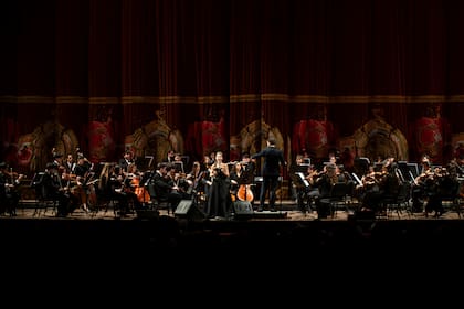 La Orquesta Académica del Teatro Colón, bajo la dirección del maestro Juan Miceli, en acción