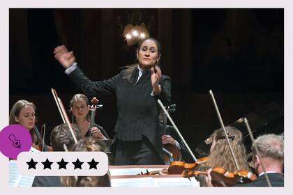 La Orquesta de Cámara de Viena con la directora Simone Menezes, quien se distinguió en la apertura por una gestualidad sobria y precisa, sin sobreactuaciones