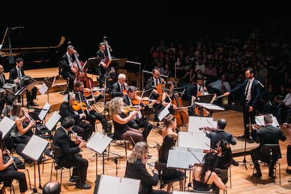 La Orquesta Nacional de Música Argentina, dirigida por Ezequiel Silbertein