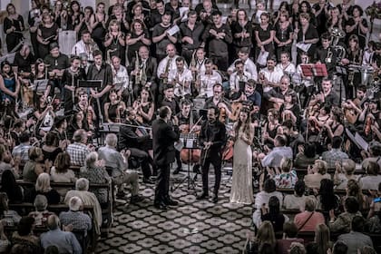 La Orquesta Sinfónica de 9 de Julio. Fue fundada por Cristina Luzza, quien es también su director.