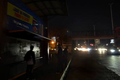 La oscuridad en la parada de colectivo sobre el ramal de tránsito pesado de Vicente López, en donde las personas esperan para volver a su hogar