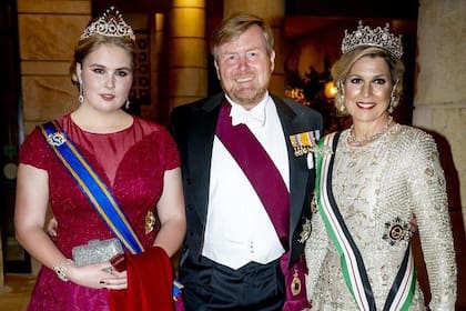 La otra ocasión en la que la reina Máxima lució la prenda fue durante la boda del heredero de Jordania, a donde asistió con el rey Guillermo y la princesa Amalia