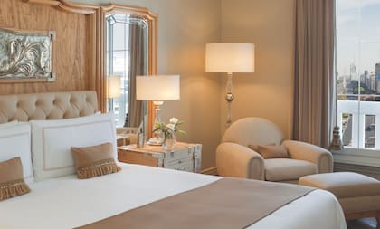 La Owner's Suite del Four Seasons porteño, con vista al Obelisco; la habitación contiene detalles y objetos de cada una de las provincias argentinas