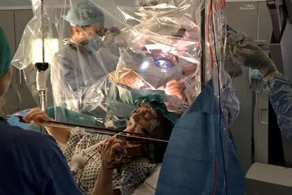 La paciente tocando el violín durante la cirugía ( Twitter @KingsCollegeNHS )
