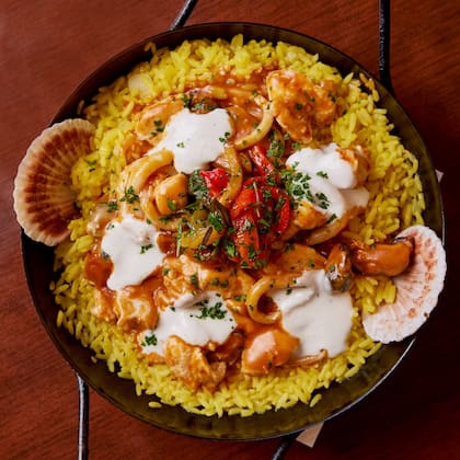 La paella de A Coruña combina calamar, mejillones, pollo y morrón