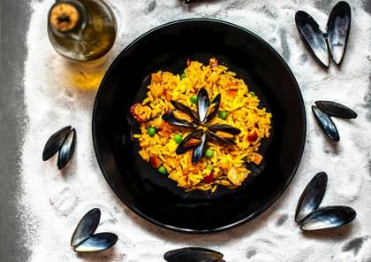 La paella valenciana es uno de los platos típicos