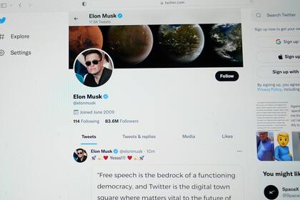 La página de Elons Musk en Twitter en la pantalla de una computadora en Sausalito, California, el lunes 25 de abril de 2022. (AP Foto/Eric Risberg, Archivo)
