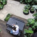 El recurso que hizo que un patio de 40 m² sobre un estacionamiento parezca mucho más grande