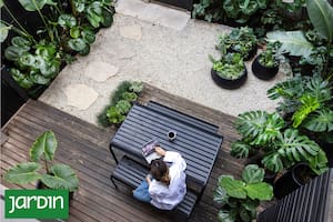 El recurso que hizo que un patio de 40 m² sobre un estacionamiento parezca mucho más grande