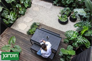El recurso que hizo que un patio de 40 m² sobre un estacionamiento parezca mucho más grande