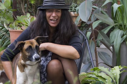 La paisajista con una de sus mascotas, que vivirá con ella