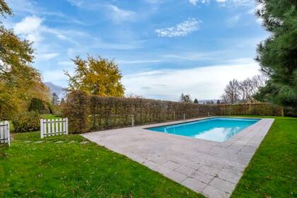 La Paisible, la casa de campo de Audrey Hepburn en Suiza, tiene una pileta de 15 metros de largo