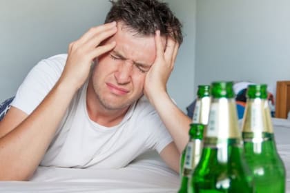 La palabra ‘hanganxiety’ surge de la combinación de los términos en inglés ‘hangover’ —resaca— y ‘anxiety’ —ansiedad