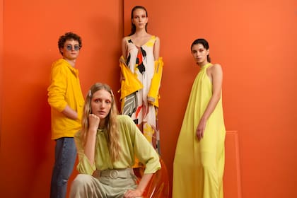 La paleta de los cítricos, el lino a full, el estilo barroco, los metalizados, la impronta safari, los calados... y más; todo lo que se impone para la nueva temporada y ya está en los percheros